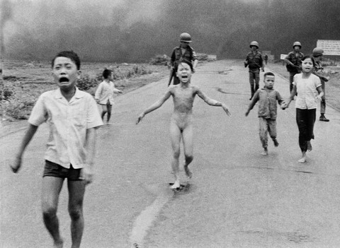 ‘Em bé napalm’ Kim Phúc nhận giải thưởng hòa bình của Đức - Ảnh 2. ‘Em bé napalm’ Kim Phúc nhận giải thưởng hòa bình của Đức - Ảnh 2.