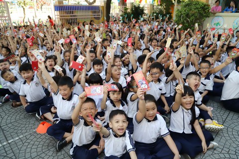 Trường học TP.HCM chúc tết, lì xì đón học sinh trở lại - Ảnh 1. Trường học TP.HCM chúc tết, lì xì đón học sinh trở lại - Ảnh 1.