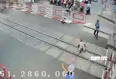 2 nữ nhân viên gác chắn cứu cụ bà trong 2 giây trước đoàn tàu lao tới - Ảnh 2. 2 nữ nhân viên gác chắn cứu cụ bà trong 2 giây trước đoàn tàu lao tới - Ảnh 2.