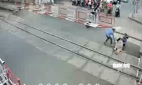 2 nữ nhân viên gác chắn cứu cụ bà trong 2 giây trước đoàn tàu lao tới - Ảnh 3. 2 nữ nhân viên gác chắn cứu cụ bà trong 2 giây trước đoàn tàu lao tới - Ảnh 3.
