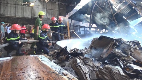 Lửa từ tia điện đốt cháy công ty sản xuất gỗ đầu năm - Ảnh 1. Lửa từ tia điện đốt cháy công ty sản xuất gỗ đầu năm - Ảnh 1.