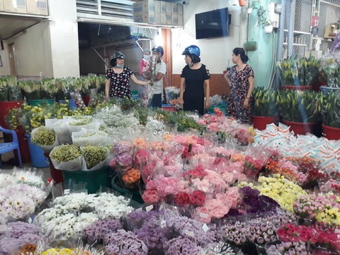 Chợ hoa Hồ Thị Kỷ nhộn nhịp đêm trước ngày Valentine - Ảnh 2. Chợ hoa Hồ Thị Kỷ nhộn nhịp đêm trước ngày Valentine - Ảnh 2.