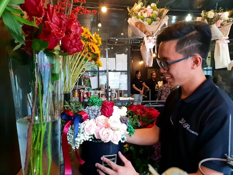 Bó hoa, hũ vàng bằng bánh kem vừa làm đã hết dịp Valentine trùng ngày Thần tài - Ảnh 4. Bó hoa, hũ vàng bằng bánh kem vừa làm đã hết dịp Valentine trùng ngày Thần tài - Ảnh 4.