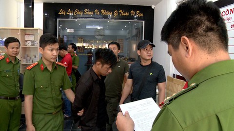 Chủ tịch công ty thu hồi nợ sử dụng, tàng trữ ma túy và vũ khí - Ảnh 3.