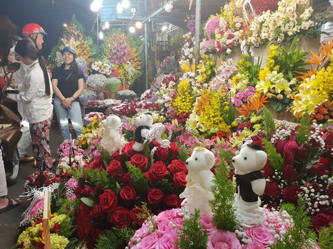 Chợ hoa Hồ Thị Kỷ nhộn nhịp đêm trước ngày Valentine - Ảnh 5. Chợ hoa Hồ Thị Kỷ nhộn nhịp đêm trước ngày Valentine - Ảnh 5.