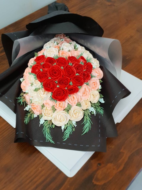 Bó hoa, hũ vàng bằng bánh kem vừa làm đã hết dịp Valentine trùng ngày Thần tài - Ảnh 2. Bó hoa, hũ vàng bằng bánh kem vừa làm đã hết dịp Valentine trùng ngày Thần tài - Ảnh 2.