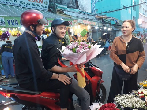 Chợ hoa Hồ Thị Kỷ nhộn nhịp đêm trước ngày Valentine - Ảnh 4. Chợ hoa Hồ Thị Kỷ nhộn nhịp đêm trước ngày Valentine - Ảnh 4.