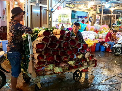 Chợ hoa Hồ Thị Kỷ nhộn nhịp đêm trước ngày Valentine - Ảnh 3. Chợ hoa Hồ Thị Kỷ nhộn nhịp đêm trước ngày Valentine - Ảnh 3.