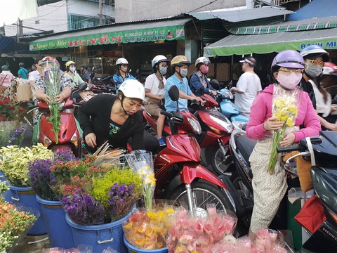 Chợ hoa Hồ Thị Kỷ nhộn nhịp đêm trước ngày Valentine - Ảnh 1. Chợ hoa Hồ Thị Kỷ nhộn nhịp đêm trước ngày Valentine - Ảnh 1.
