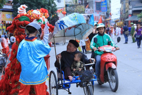 Trai làng Triều Khúc má đỏ, môi hồng múa điệu con đĩ đánh bồng - Ảnh 4. Trai làng Triều Khúc má đỏ, môi hồng múa điệu con đĩ đánh bồng - Ảnh 4.