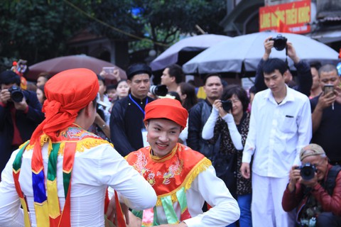 Trai làng Triều Khúc má đỏ, môi hồng múa điệu con đĩ đánh bồng - Ảnh 10. Trai làng Triều Khúc má đỏ, môi hồng múa điệu con đĩ đánh bồng - Ảnh 10.
