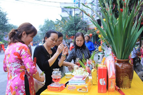 Trai làng Triều Khúc má đỏ, môi hồng múa điệu con đĩ đánh bồng - Ảnh 2. Trai làng Triều Khúc má đỏ, môi hồng múa điệu con đĩ đánh bồng - Ảnh 2.