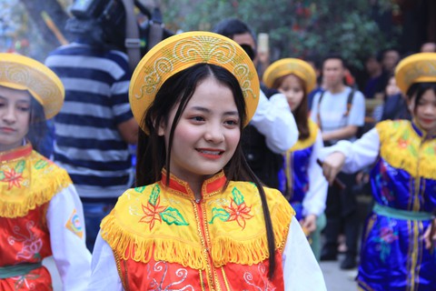 Trai làng Triều Khúc má đỏ, môi hồng múa điệu con đĩ đánh bồng - Ảnh 9. Trai làng Triều Khúc má đỏ, môi hồng múa điệu con đĩ đánh bồng - Ảnh 9.