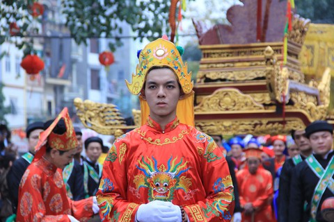Trai làng Triều Khúc má đỏ, môi hồng múa điệu con đĩ đánh bồng - Ảnh 6. Trai làng Triều Khúc má đỏ, môi hồng múa điệu con đĩ đánh bồng - Ảnh 6.
