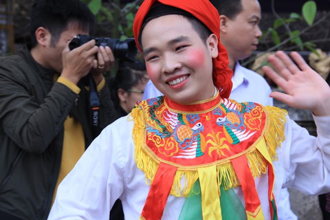 Trai làng Triều Khúc má đỏ, môi hồng múa điệu con đĩ đánh bồng - Ảnh 13. Trai làng Triều Khúc má đỏ, môi hồng múa điệu con đĩ đánh bồng - Ảnh 13.