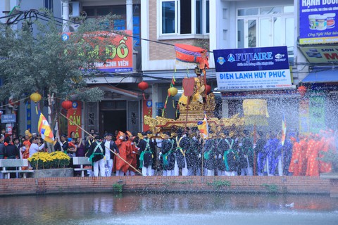 Trai làng Triều Khúc má đỏ, môi hồng múa điệu con đĩ đánh bồng - Ảnh 7. Trai làng Triều Khúc má đỏ, môi hồng múa điệu con đĩ đánh bồng - Ảnh 7.