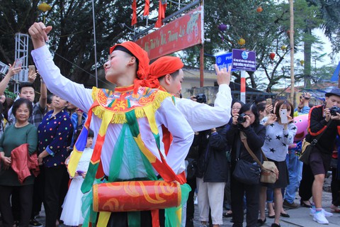 Trai làng Triều Khúc má đỏ, môi hồng múa điệu con đĩ đánh bồng - Ảnh 12. Trai làng Triều Khúc má đỏ, môi hồng múa điệu con đĩ đánh bồng - Ảnh 12.