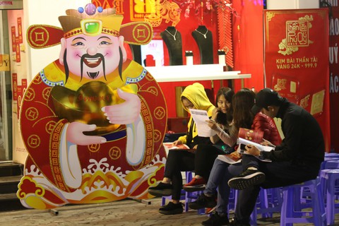 Xếp hàng từ 1h sáng chờ mua vàng ngày vía Thần tài - Ảnh 7. Xếp hàng từ 1h sáng chờ mua vàng ngày vía Thần tài - Ảnh 7.