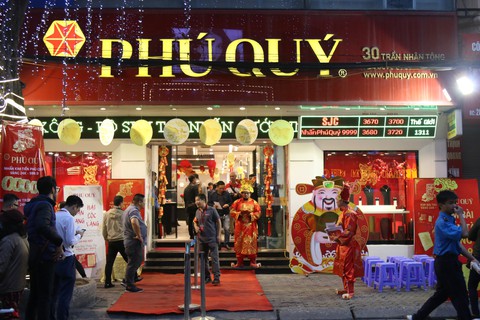 Xếp hàng từ 1h sáng chờ mua vàng ngày vía Thần tài - Ảnh 8. Xếp hàng từ 1h sáng chờ mua vàng ngày vía Thần tài - Ảnh 8.