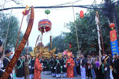 Trai làng Triều Khúc má đỏ, môi hồng múa điệu con đĩ đánh bồng - Ảnh 14. Trai làng Triều Khúc má đỏ, môi hồng múa điệu con đĩ đánh bồng - Ảnh 14.