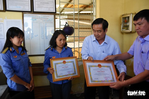 Thưởng nóng 2 nữ nhân viên gác chắn cứu cụ già trước mũi tàu lửa - Ảnh 1. Thưởng nóng 2 nữ nhân viên gác chắn cứu cụ già trước mũi tàu lửa - Ảnh 1.