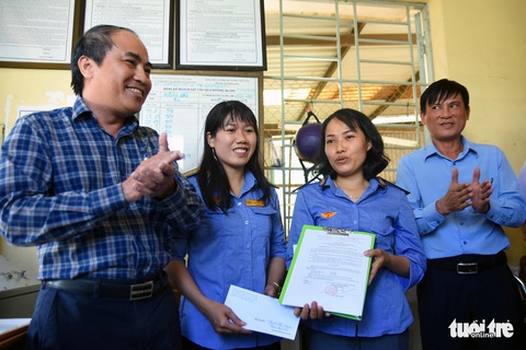 Thưởng nóng 2 nữ nhân viên gác chắn cứu cụ già trước mũi tàu lửa - Ảnh 2. Thưởng nóng 2 nữ nhân viên gác chắn cứu cụ già trước mũi tàu lửa - Ảnh 2.
