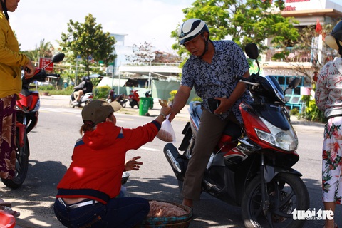 Ngư dân Đà Nẵng trúng đậm mùa ruốc đầu năm - Ảnh 4. Ngư dân Đà Nẵng trúng đậm mùa ruốc đầu năm - Ảnh 4.