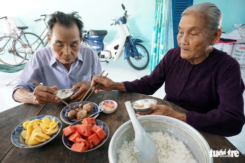 Cặp vợ chồng già 55 năm vun vén yêu thương - Ảnh 5. Cặp vợ chồng già 55 năm vun vén yêu thương - Ảnh 5.
