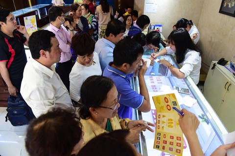 Trước ngày Thần tài: người xếp hàng mua vàng, kẻ tranh thủ bán kiếm lời - Ảnh 1. Trước ngày Thần tài: người xếp hàng mua vàng, kẻ tranh thủ bán kiếm lời - Ảnh 1.