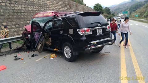 Xe 7 chỗ và xe khách tông nhau trên cao tốc, 9 người bị thương - Ảnh 1. Xe 7 chỗ và xe khách tông nhau trên cao tốc, 9 người bị thương - Ảnh 1.