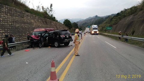 Xe 7 chỗ và xe khách tông nhau trên cao tốc, 9 người bị thương - Ảnh 3. Xe 7 chỗ và xe khách tông nhau trên cao tốc, 9 người bị thương - Ảnh 3.