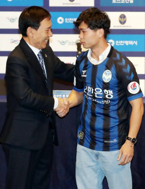 Chùm ảnh Công Phượng ra mắt CLB Incheon United - Ảnh 3. Chùm ảnh Công Phượng ra mắt CLB Incheon United - Ảnh 3.