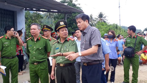 Xe khách nổ lốp, tông nhà dân, khách dìu nhau ra khỏi xe - Ảnh 8. Xe khách nổ lốp, tông nhà dân, khách dìu nhau ra khỏi xe - Ảnh 8.