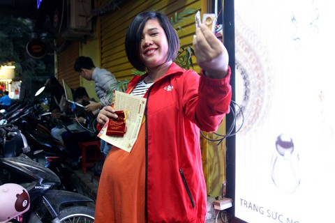 Xếp hàng từ 1h sáng chờ mua vàng ngày vía Thần tài - Ảnh 4. Xếp hàng từ 1h sáng chờ mua vàng ngày vía Thần tài - Ảnh 4.