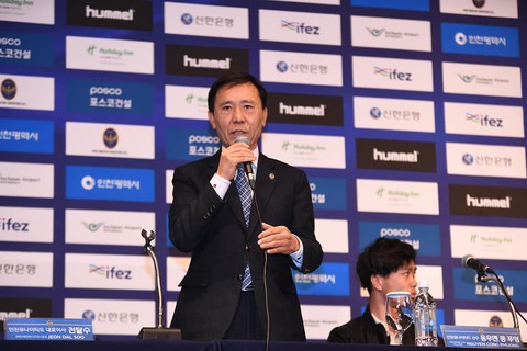 Chùm ảnh Công Phượng ra mắt CLB Incheon United - Ảnh 5. Chùm ảnh Công Phượng ra mắt CLB Incheon United - Ảnh 5.