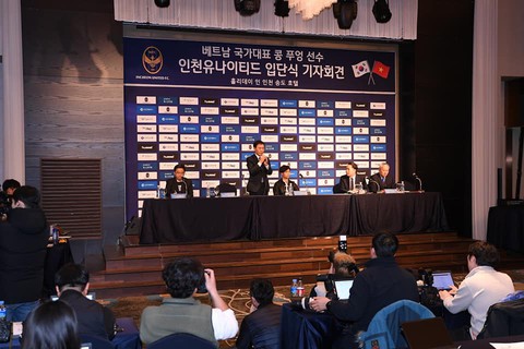 Chùm ảnh Công Phượng ra mắt CLB Incheon United - Ảnh 6. Chùm ảnh Công Phượng ra mắt CLB Incheon United - Ảnh 6.