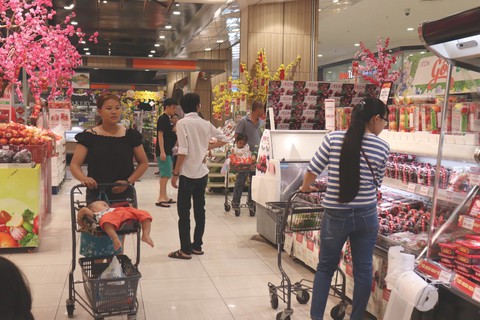 Áp lực hàng ngoại lấn át hàng Việt ngày càng lớn - Ảnh 1. Áp lực hàng ngoại lấn át hàng Việt ngày càng lớn - Ảnh 1.