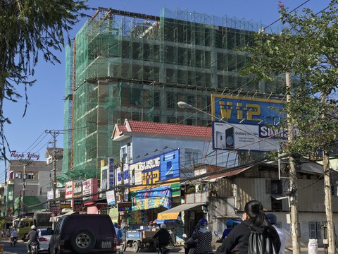Đứt cáp thang công trình, 4 nữ và 5 nam công nhân rơi xuống đất - Ảnh 2. Đứt cáp thang công trình, 4 nữ và 5 nam công nhân rơi xuống đất - Ảnh 2.