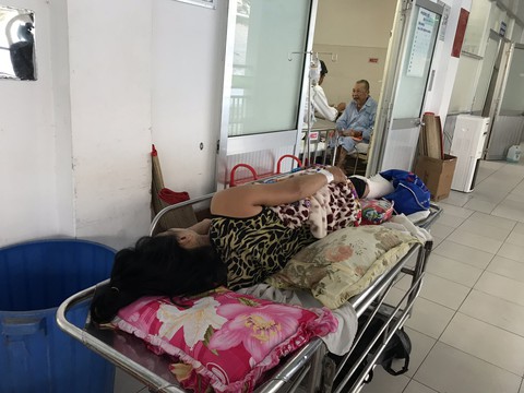 Đứt cáp thang công trình, 4 nữ và 5 nam công nhân rơi xuống đất - Ảnh 1. Đứt cáp thang công trình, 4 nữ và 5 nam công nhân rơi xuống đất - Ảnh 1.