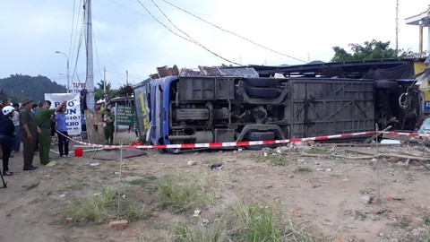 Kiểm tra ma túy tài xế vụ lật xe khách ở Khánh Hòa - Ảnh 2. Kiểm tra ma túy tài xế vụ lật xe khách ở Khánh Hòa - Ảnh 2.