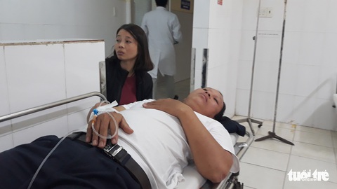 Vụ lật xe khách ở Khánh Hòa: Gãy xương sườn nhưng tôi tìm vợ trước tiên - Ảnh 1. Vụ lật xe khách ở Khánh Hòa: Gãy xương sườn nhưng tôi tìm vợ trước tiên - Ảnh 1.