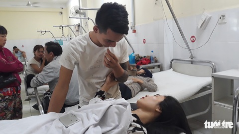 Vụ lật xe khách ở Khánh Hòa: Gãy xương sườn nhưng tôi tìm vợ trước tiên - Ảnh 2. Vụ lật xe khách ở Khánh Hòa: Gãy xương sườn nhưng tôi tìm vợ trước tiên - Ảnh 2.