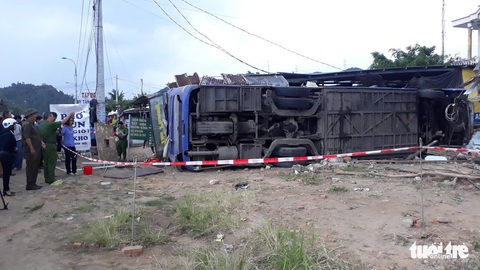 Xe khách nổ lốp, tông nhà dân, khách dìu nhau ra khỏi xe - Ảnh 5. Xe khách nổ lốp, tông nhà dân, khách dìu nhau ra khỏi xe - Ảnh 5.