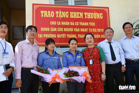 Đồng Nai khen thưởng 2 nữ nhân viên gác chắn cứu cụ già - Ảnh 1. Đồng Nai khen thưởng 2 nữ nhân viên gác chắn cứu cụ già - Ảnh 1.