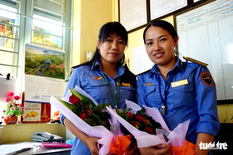 Đồng Nai khen thưởng 2 nữ nhân viên gác chắn cứu cụ già - Ảnh 2. Đồng Nai khen thưởng 2 nữ nhân viên gác chắn cứu cụ già - Ảnh 2.