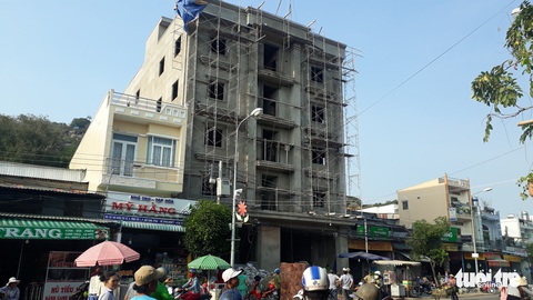 Chưa kịp xử lý vi phạm, tòa nhà 4 tầng đã làm chết 3 người - Ảnh 1. Chưa kịp xử lý vi phạm, tòa nhà 4 tầng đã làm chết 3 người - Ảnh 1.