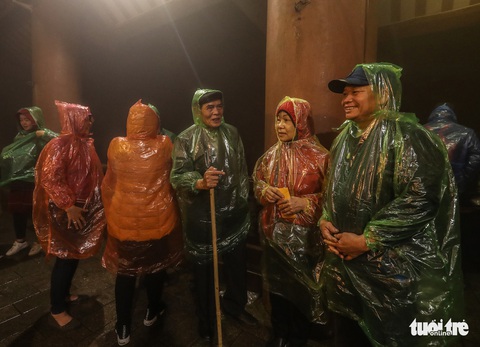 Hàng ngàn người đội mưa trong đêm bái Phật trước giờ khai hội Yên Tử - Ảnh 4. Hàng ngàn người đội mưa trong đêm bái Phật trước giờ khai hội Yên Tử - Ảnh 4.