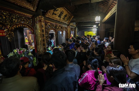 Hàng ngàn người đội mưa trong đêm bái Phật trước giờ khai hội Yên Tử - Ảnh 1. Hàng ngàn người đội mưa trong đêm bái Phật trước giờ khai hội Yên Tử - Ảnh 1.