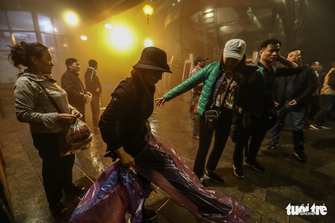 Hàng ngàn người đội mưa trong đêm bái Phật trước giờ khai hội Yên Tử - Ảnh 5. Hàng ngàn người đội mưa trong đêm bái Phật trước giờ khai hội Yên Tử - Ảnh 5.