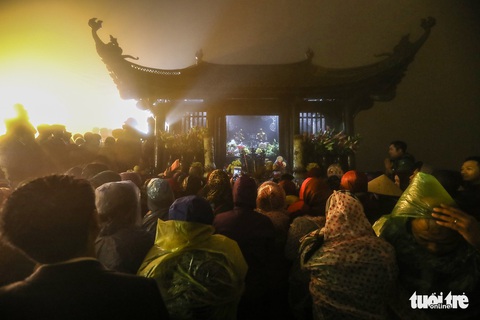 Hàng ngàn người đội mưa trong đêm bái Phật trước giờ khai hội Yên Tử - Ảnh 7. Hàng ngàn người đội mưa trong đêm bái Phật trước giờ khai hội Yên Tử - Ảnh 7.